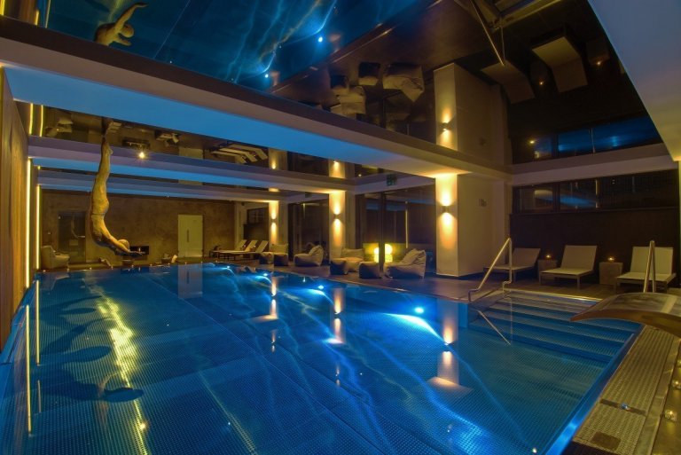Bazén a jeho okolí v hotelu Bedřiška, Špindlerův Mlýn - Keramiky Soukup