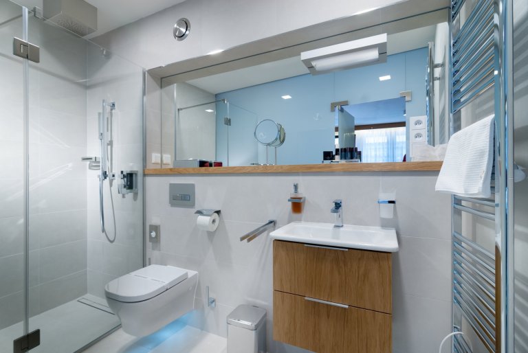 Moderní koupelna v hotelu a wellness Bedřiška - vybavení od Keramiky Soukup