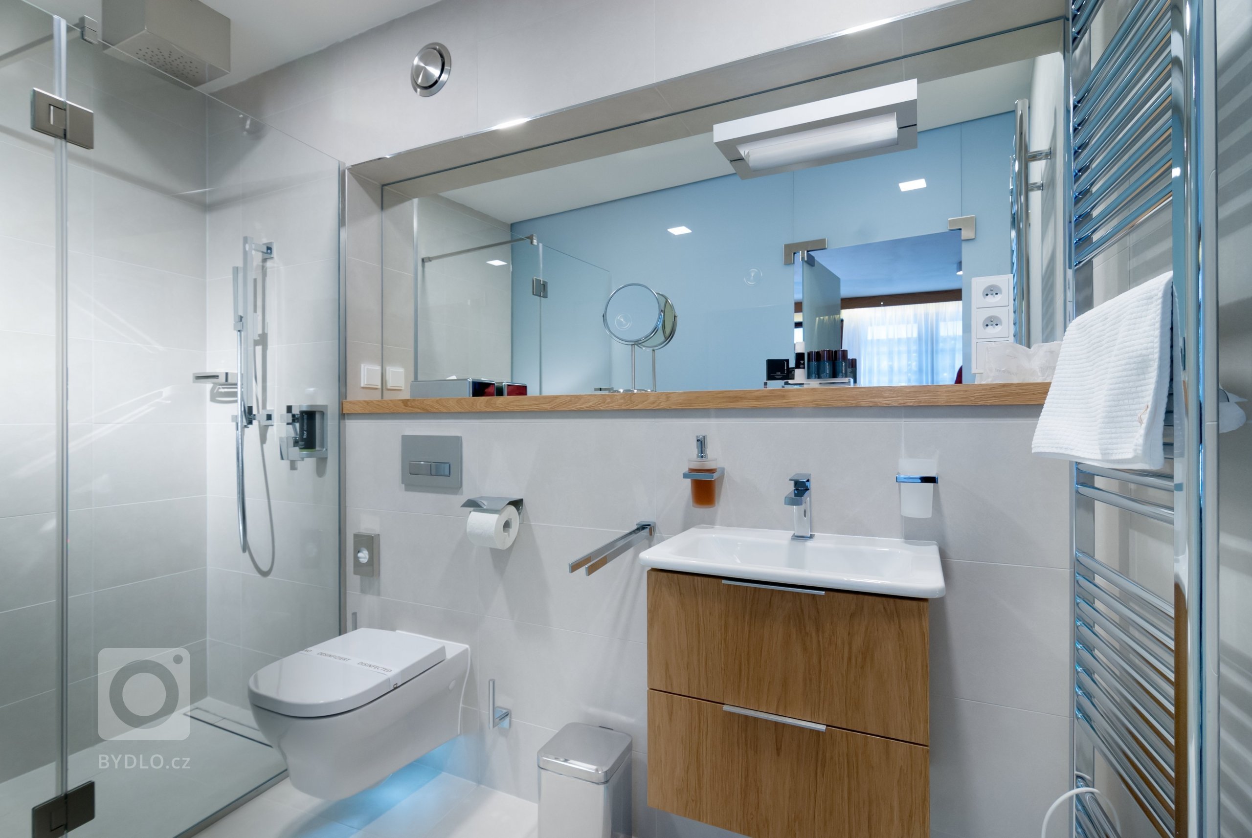 Moderní koupelna v hotelu a wellness Bedřiška - vybavení od Keramiky Soukup