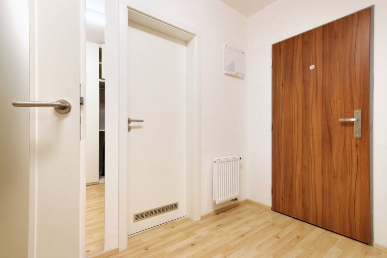 Zejména u malometrážních bytů jsou díky vysokým pořizovacím cenám stále žádanější chytrá řešení. My jsme jedno takové zvládli!&nbsp;

Byt na ulici Kigginsova…