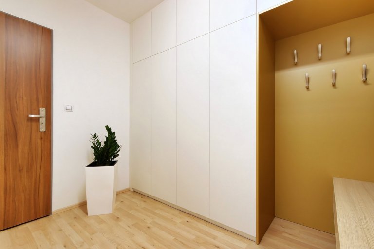 Zejména u malometrážních bytů jsou díky vysokým pořizovacím cenám stále žádanější chytrá řešení. My jsme jedno takové zvládli!&nbsp;

Byt na ulici Kigginsova…