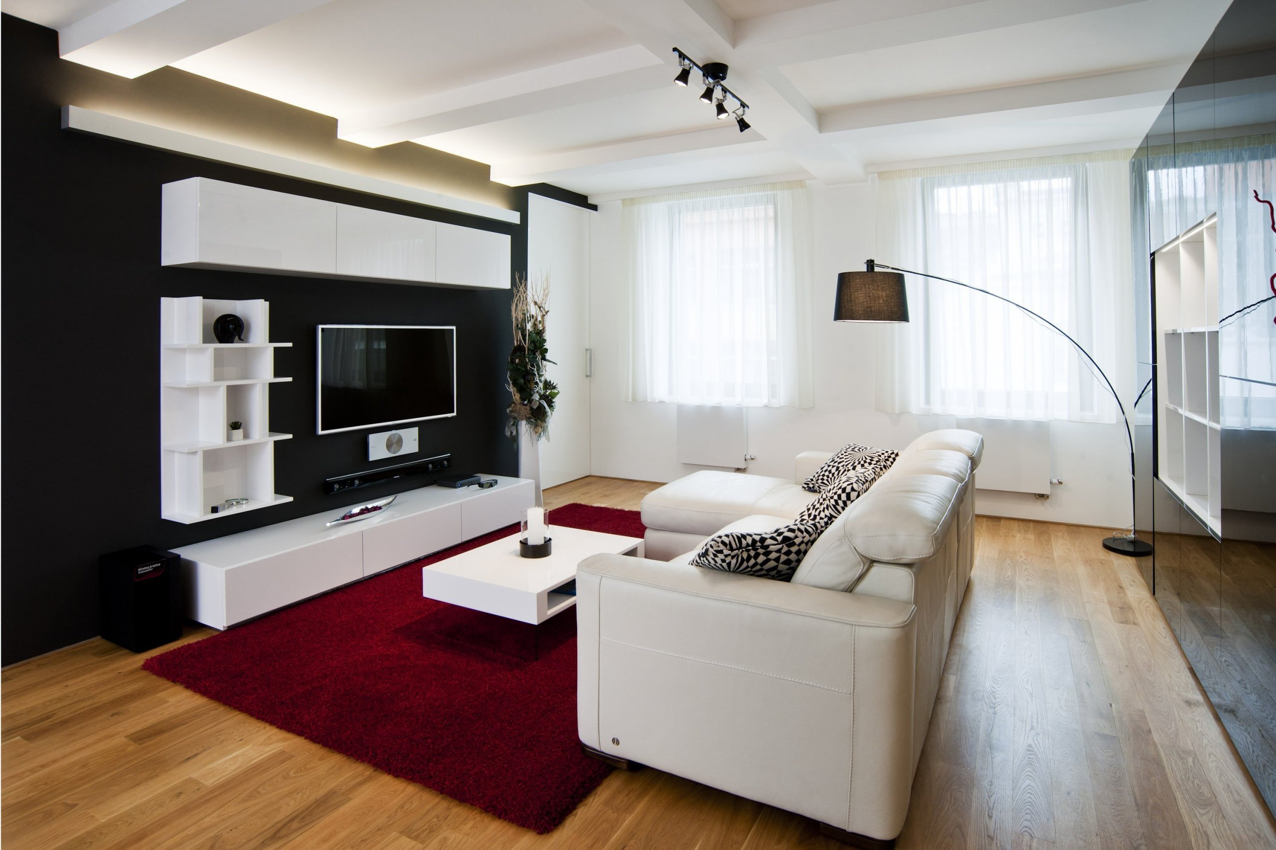 Interiérový design na vynikající adrese. Tak lze vystihnout realizaci v luxusním pražském bytě s atraktivním nábytkem navrženým na míru. …