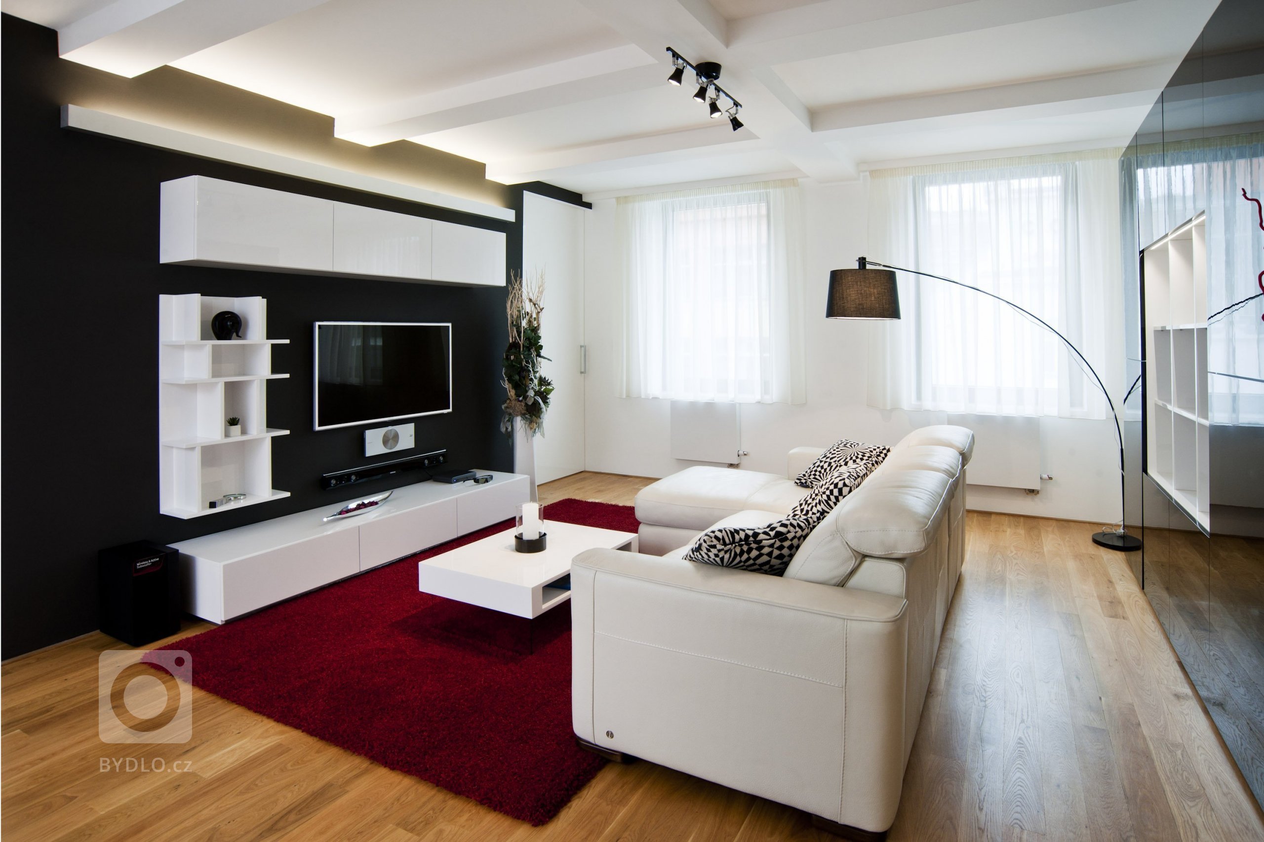 Interiérový design na vynikající adrese. Tak lze vystihnout realizaci v&nbsp;luxusním pražském bytě s&nbsp;atraktivním nábytkem navrženým na míru.&nbsp…