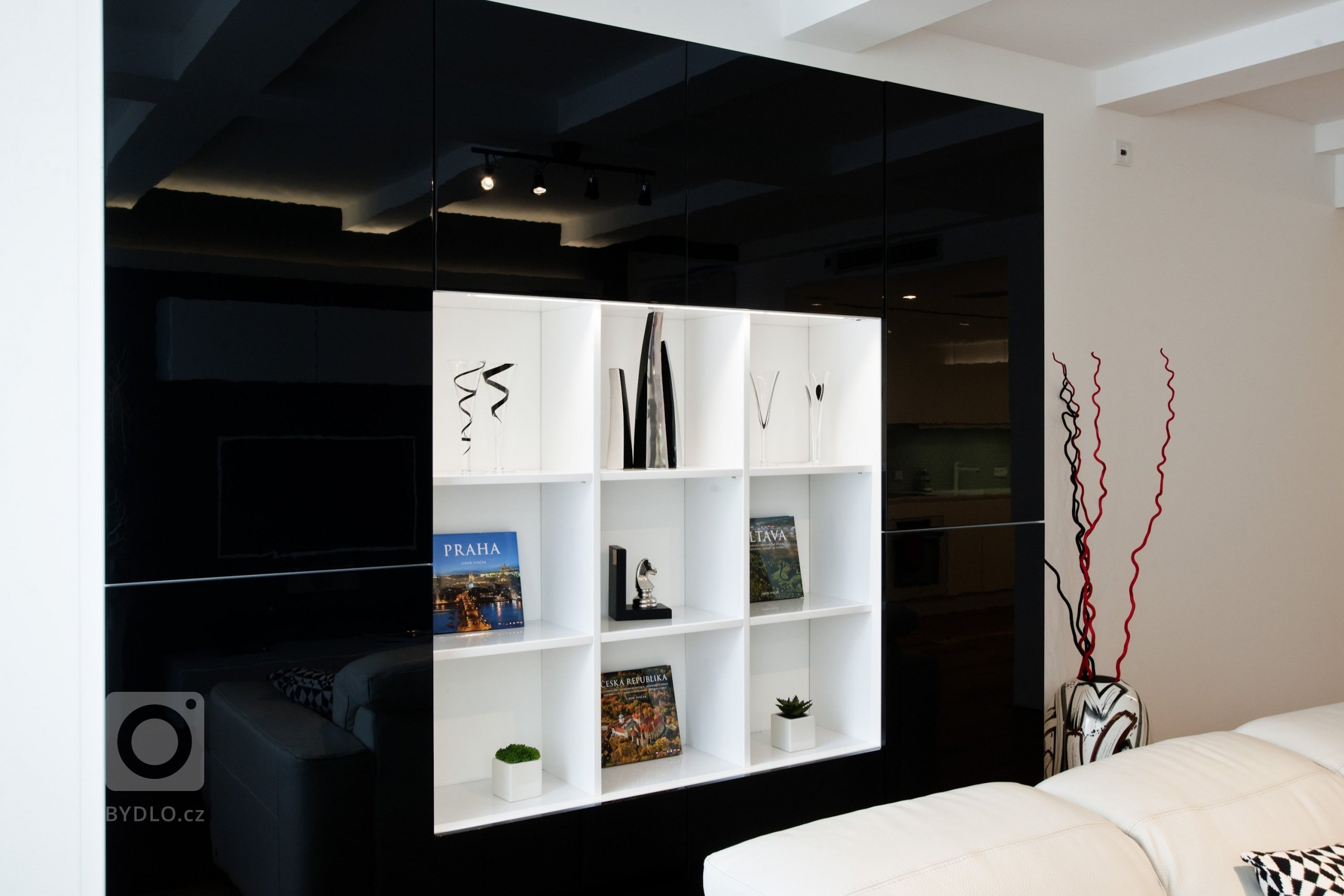 Interiérový design na vynikající adrese. Tak lze vystihnout realizaci v&nbsp;luxusním pražském bytě s&nbsp;atraktivním nábytkem navrženým na míru.&nbsp…