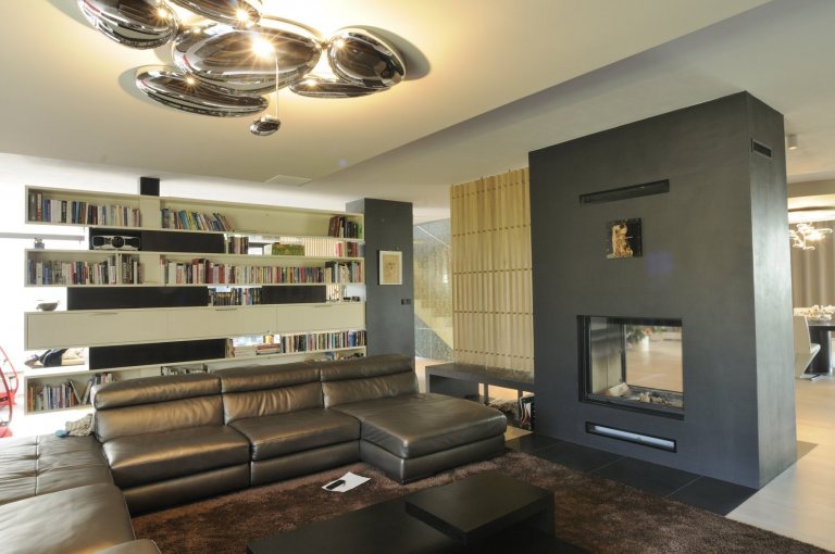 Výjimečná realizace ve výjimečném domě zahrnula výrobu nábytku na míru i praktické stavební úpravy. Podstata novostavby domu, stojícího nedaleko lesa v&nbsp…