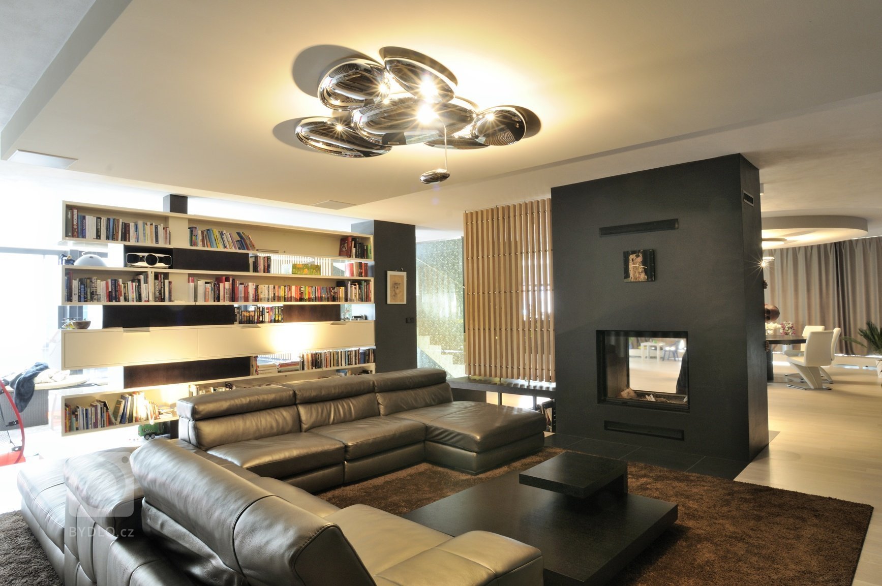 Výjimečná realizace ve výjimečném domě zahrnula výrobu nábytku na míru i praktické stavební úpravy. Podstata novostavby domu, stojícího nedaleko lesa v&nbsp…