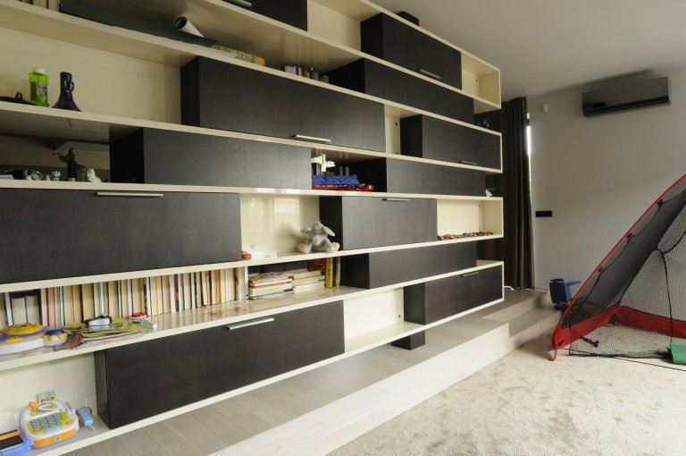 Výjimečná realizace ve výjimečném domě zahrnula výrobu nábytku na míru i praktické stavební úpravy. Podstata novostavby domu, stojícího nedaleko lesa v&nbsp…