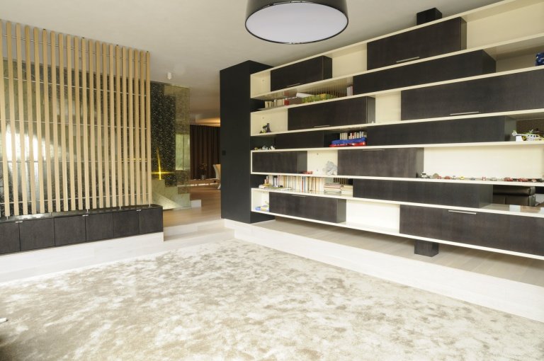 Výjimečná realizace ve výjimečném domě zahrnula výrobu nábytku na míru i praktické stavební úpravy. Podstata novostavby domu, stojícího nedaleko lesa v&nbsp…