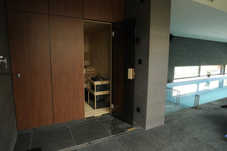 Výjimečná realizace ve výjimečném domě zahrnula výrobu nábytku na míru i praktické stavební úpravy. Podstata novostavby domu, stojícího nedaleko lesa v&nbsp…