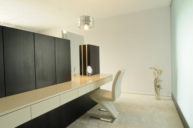 Výjimečná realizace ve výjimečném domě zahrnula výrobu nábytku na míru i praktické stavební úpravy. Podstata novostavby domu, stojícího nedaleko lesa v&nbsp…