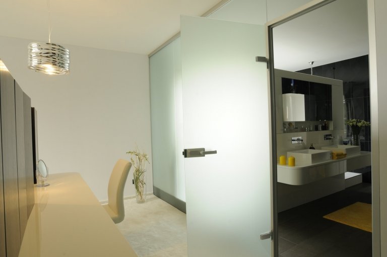 Výjimečná realizace ve výjimečném domě zahrnula výrobu nábytku na míru i praktické stavební úpravy. Podstata novostavby domu, stojícího nedaleko lesa v&nbsp…