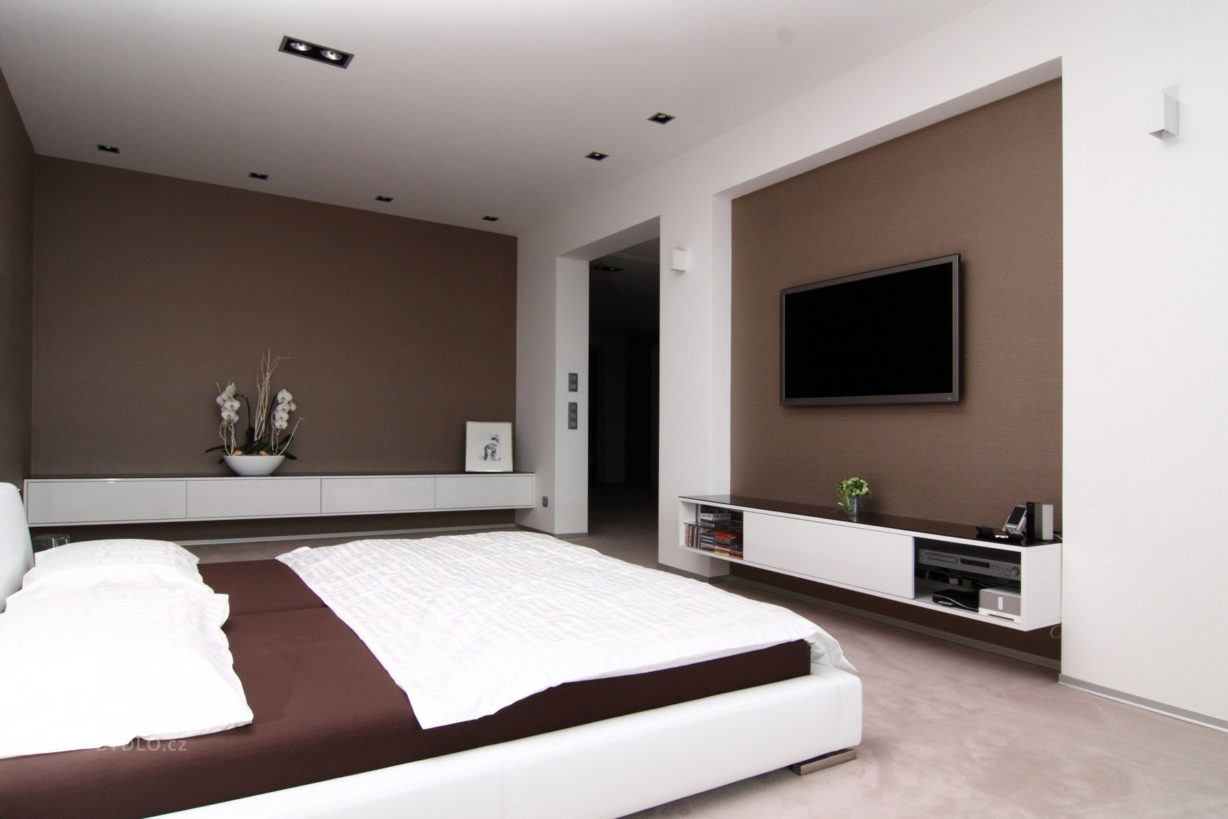 Realizace interiéru plná vzdušnosti a pocitu svobody přinesla použití netradičních materiálů a designového nábytku.&nbsp;Dispozice: 5kk Užitná plocha: 480 m2…