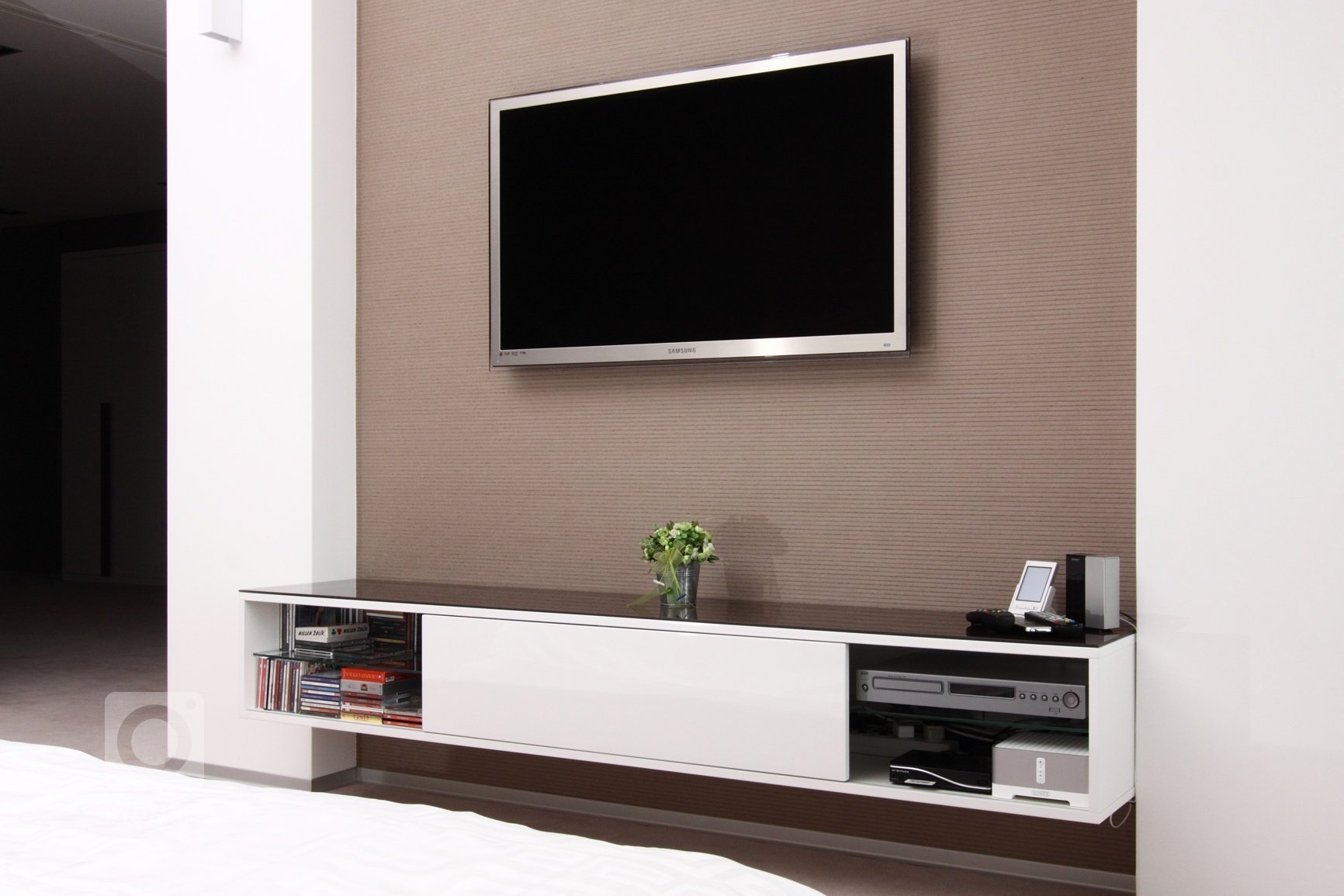 Realizace interiéru plná vzdušnosti a pocitu svobody přinesla použití netradičních materiálů a designového nábytku.&nbsp;Dispozice: 5kk Užitná plocha: 480 m2…