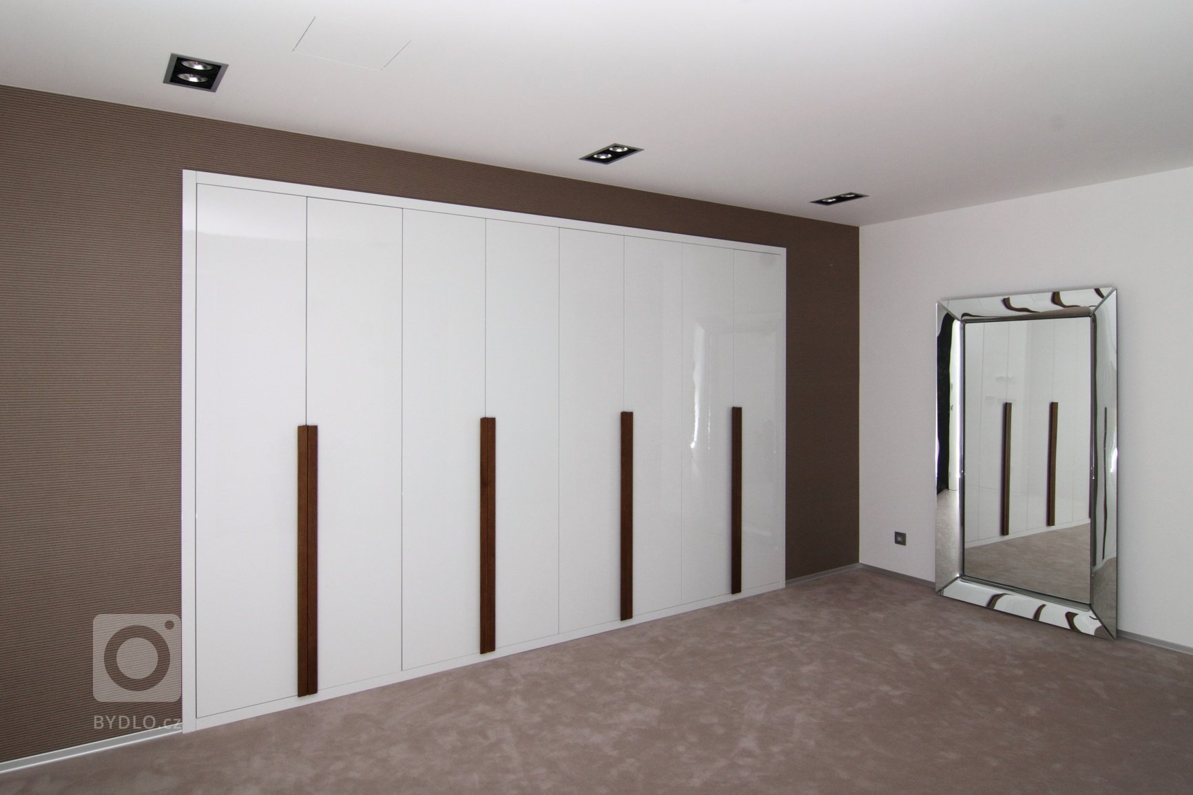 Realizace interiéru plná vzdušnosti a pocitu svobody přinesla použití netradičních materiálů a designového nábytku.&nbsp;Dispozice: 5kk Užitná plocha: 480 m2…