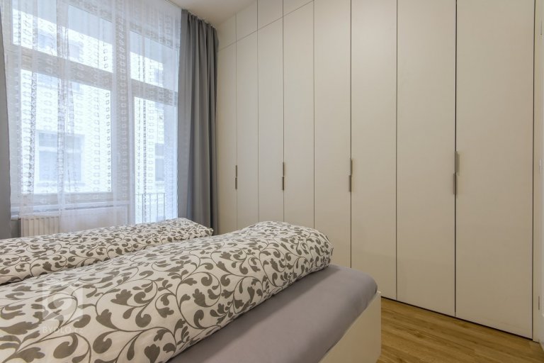 add picture to album