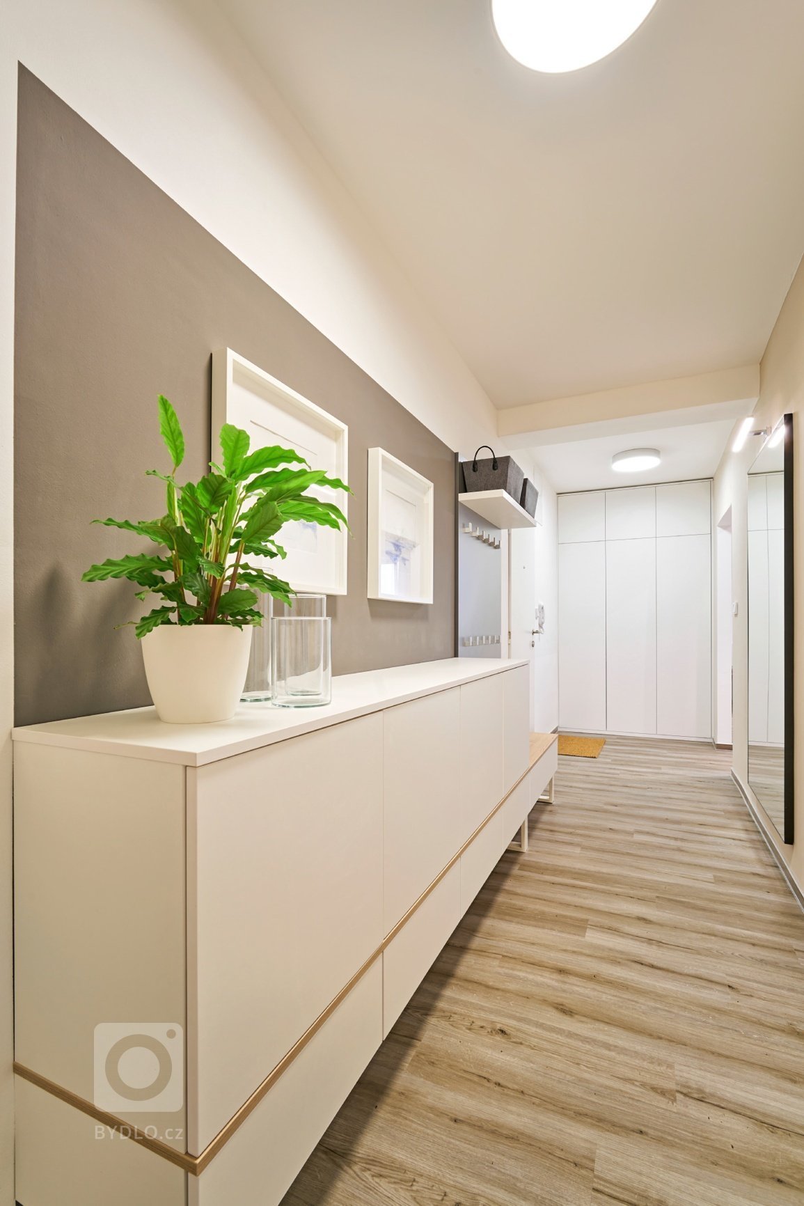 Majitel bytu se na nás prozíravě obrátil již v době, kdy byla celková rekonstrukce plánem. Díky tomu jsme mohli osmdesátimetrový byt navrhnout dle jejich…