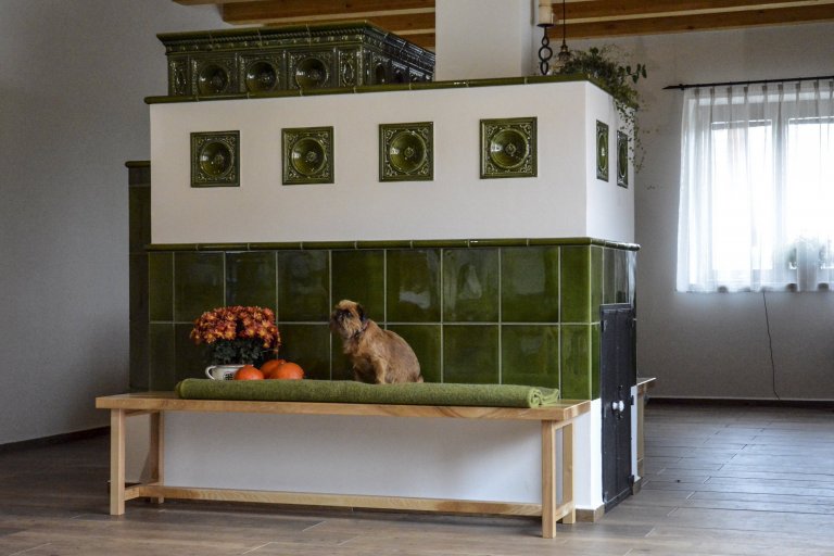 Kachlová kamna s teplovodní kamnovou vložkou Brunner. Keramika K&amp;K Poker - Kamnářství Bechyně. Typ kachle Rustikal hluboký , římsa Flora v zelené lahvové…