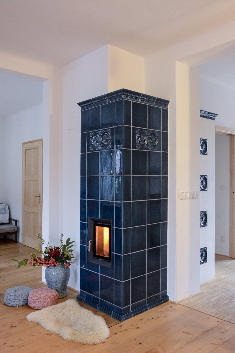 Petrolejově modrá sloupová kamna