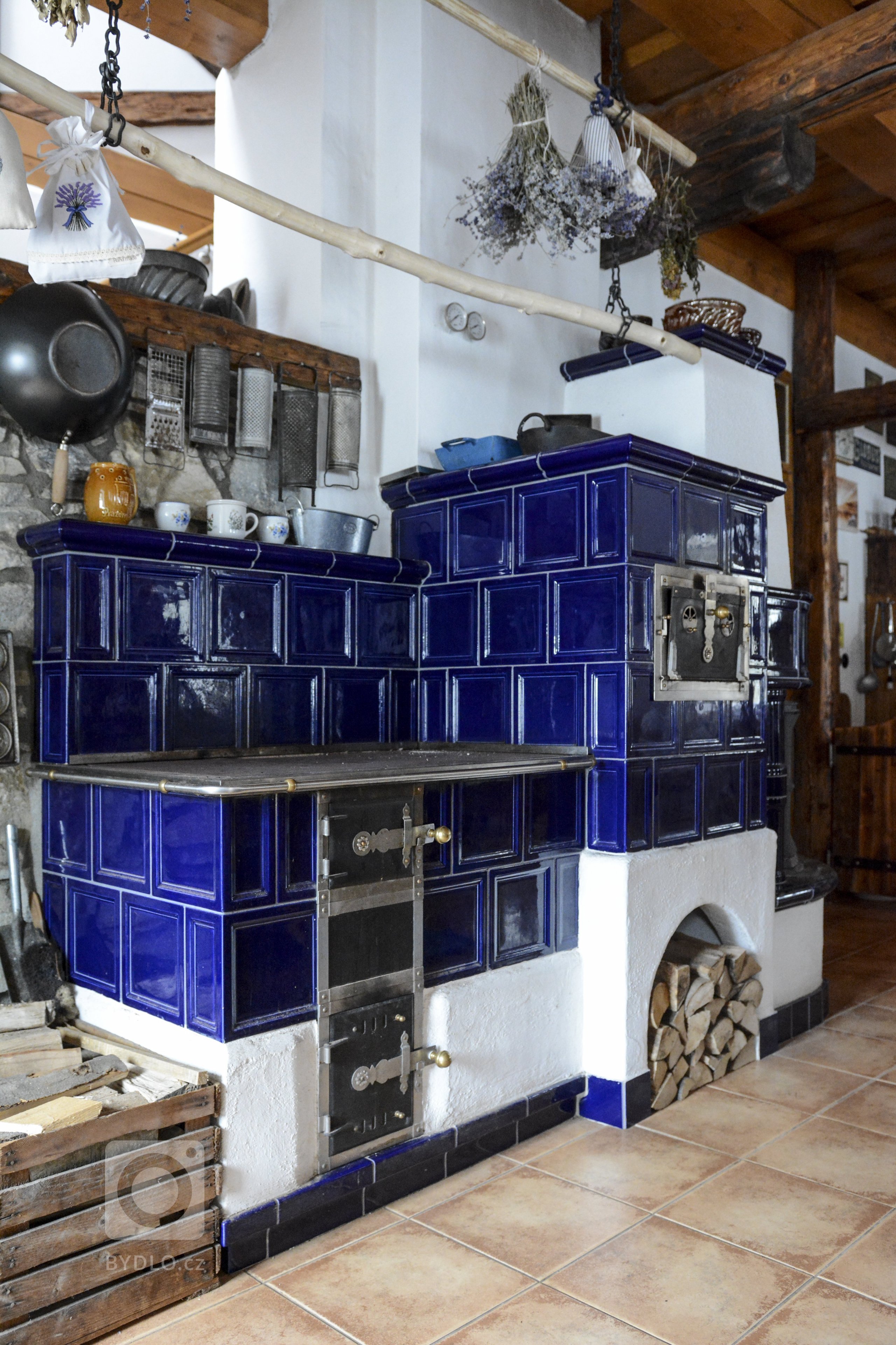 Kachlová kamna se sporákem a pecí postavené Jaromírem Jauernigem. Kachle jsou od K&amp;K POKER, kamnářství Bechyně, typ Rámeček&nbsp;s kobaltově modrou…