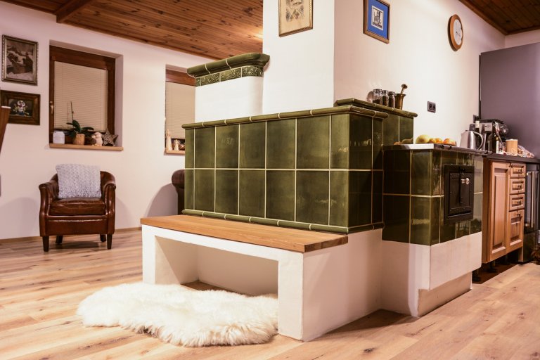 Kachlová kamna&nbsp;s lavicí jejichž součástí&nbsp;je také plotna a trouba od české firmy JOKR, které jsou vytápěny vložkou Leda. Stavba realizovaná firmou…