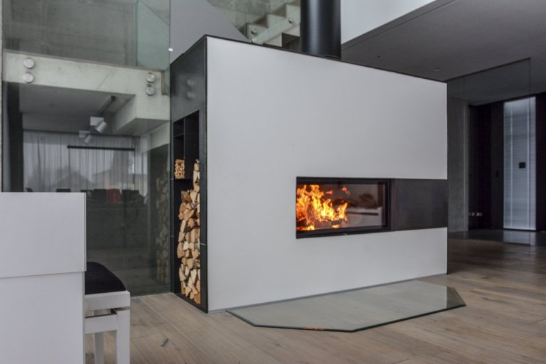 Jedná se o obestavbu krbové vložky Brunner Architektur Kamin 45/101. Pohledový komín je od firmy Schiedel&nbsp;a velkoplošná keramika v antracitové glazuře od…