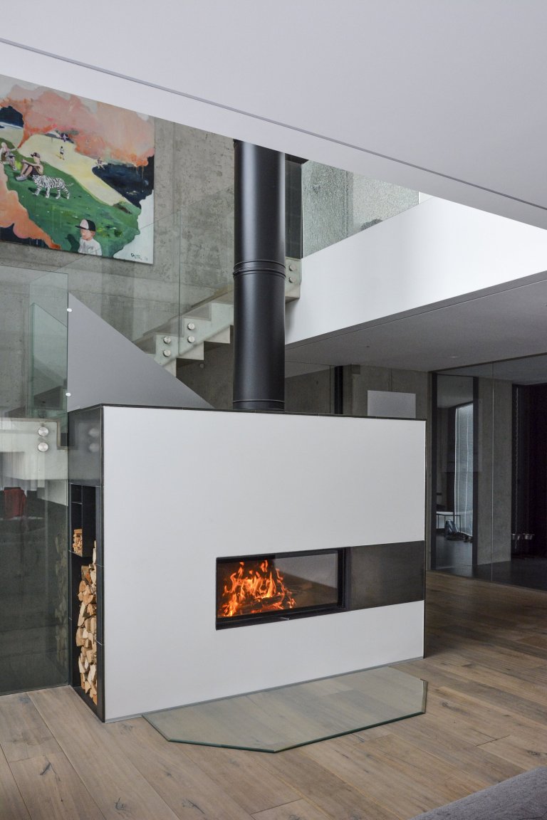 Jedná se o obestavbu krbové vložky Brunner Architektur Kamin 45/101. Pohledový komín je od firmy Schiedel&nbsp;a velkoplošná keramika v antracitové glazuře od…