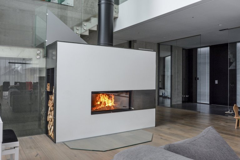 Jedná se o obestavbu krbové vložky Brunner Architektur Kamin 45/101. Pohledový komín je od firmy Schiedel&nbsp;a velkoplošná keramika v antracitové glazuře od…