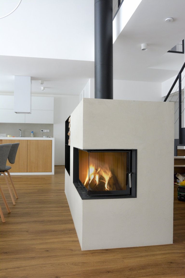 Obestavba rohové kamnové vložky Brunner HKD 11. Vložka je doplněna tahovým systémem Brunner MSS. Krb zdobí pouze kovové police. To vše realizovalo Kamnářství…