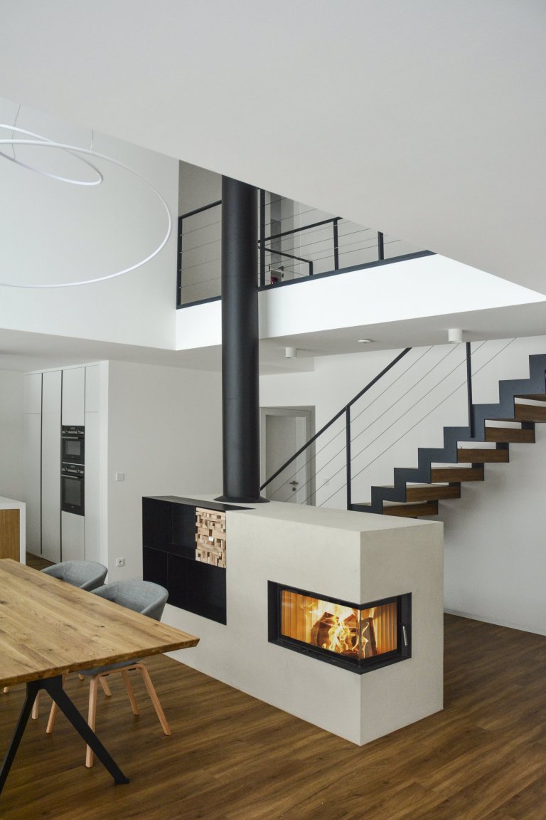 Obestavba rohové kamnové vložky Brunner HKD 11. Vložka je doplněna tahovým systémem Brunner MSS. Krb zdobí pouze kovové police. To vše realizovalo Kamnářství…