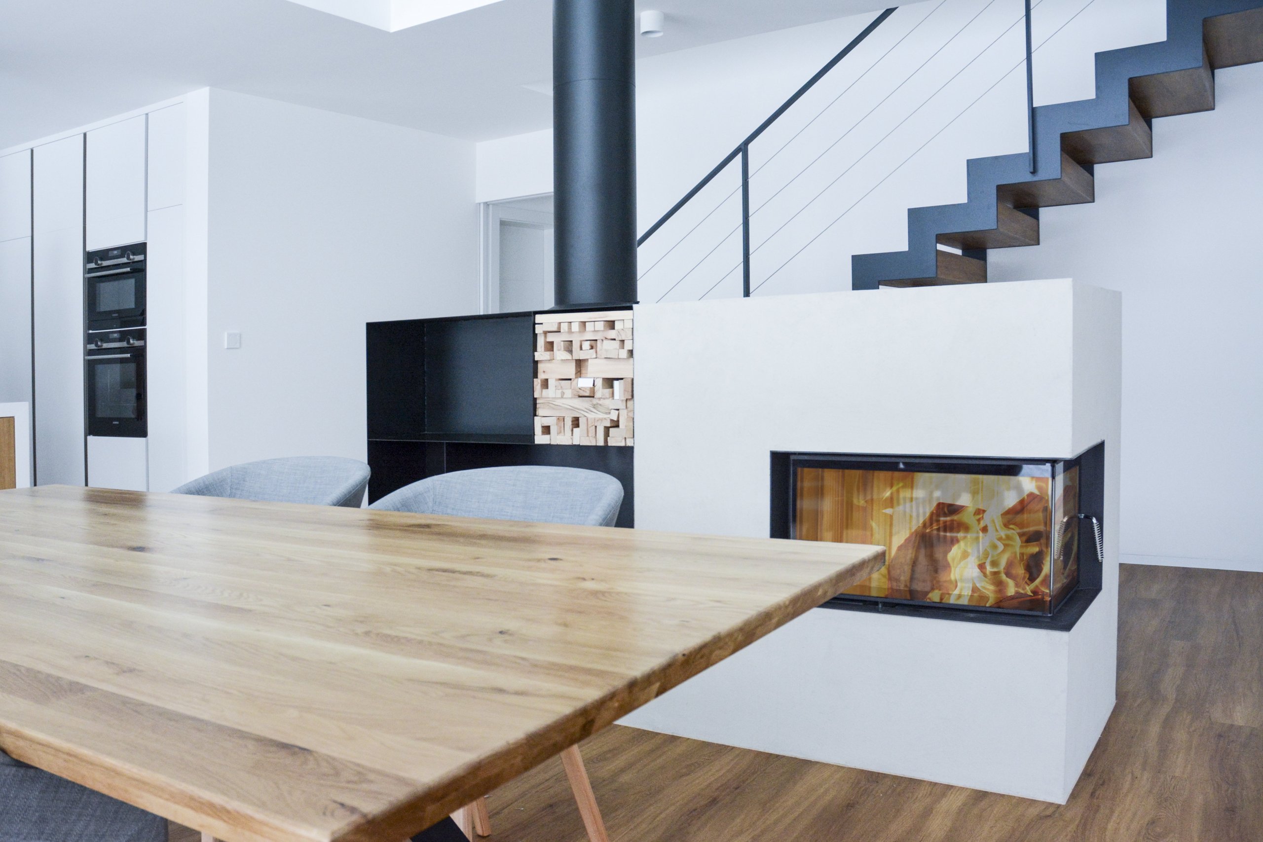 Obestavba rohové kamnové vložky Brunner HKD 11. Vložka je doplněna tahovým systémem Brunner MSS. Krb zdobí pouze kovové police. To vše realizovalo Kamnářství…