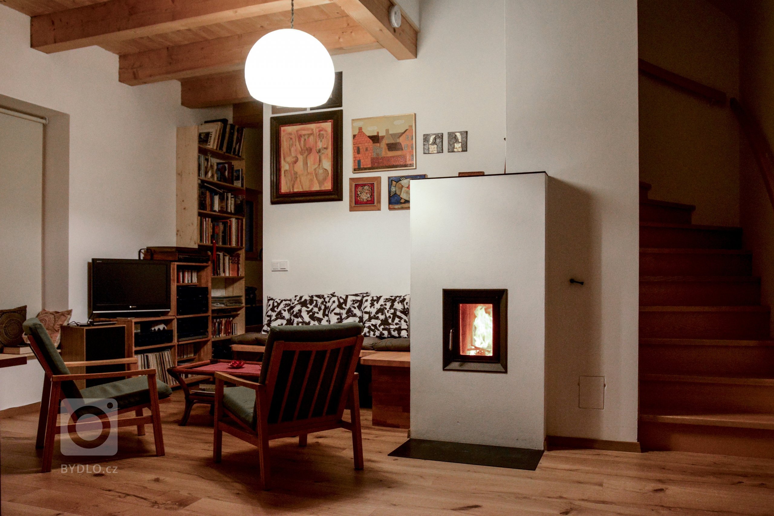 Kachlová kamna bez kachlů a navíc s teplovodním výměníkem.. to vše je možné díky kamnové vložce Brunner B8. Realizace Roman Hanuš.
