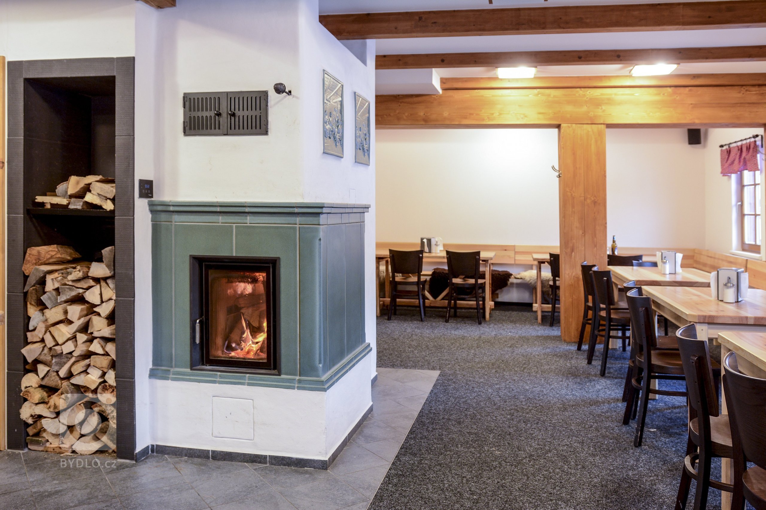 Kamna s teplovodní kamnovou vložkou Brunner HKD 2.2SK, která dokáže jako jediný zdroj vytopit i větší objekty. Kachle z produkce K&amp;K POKER Kamnářství…