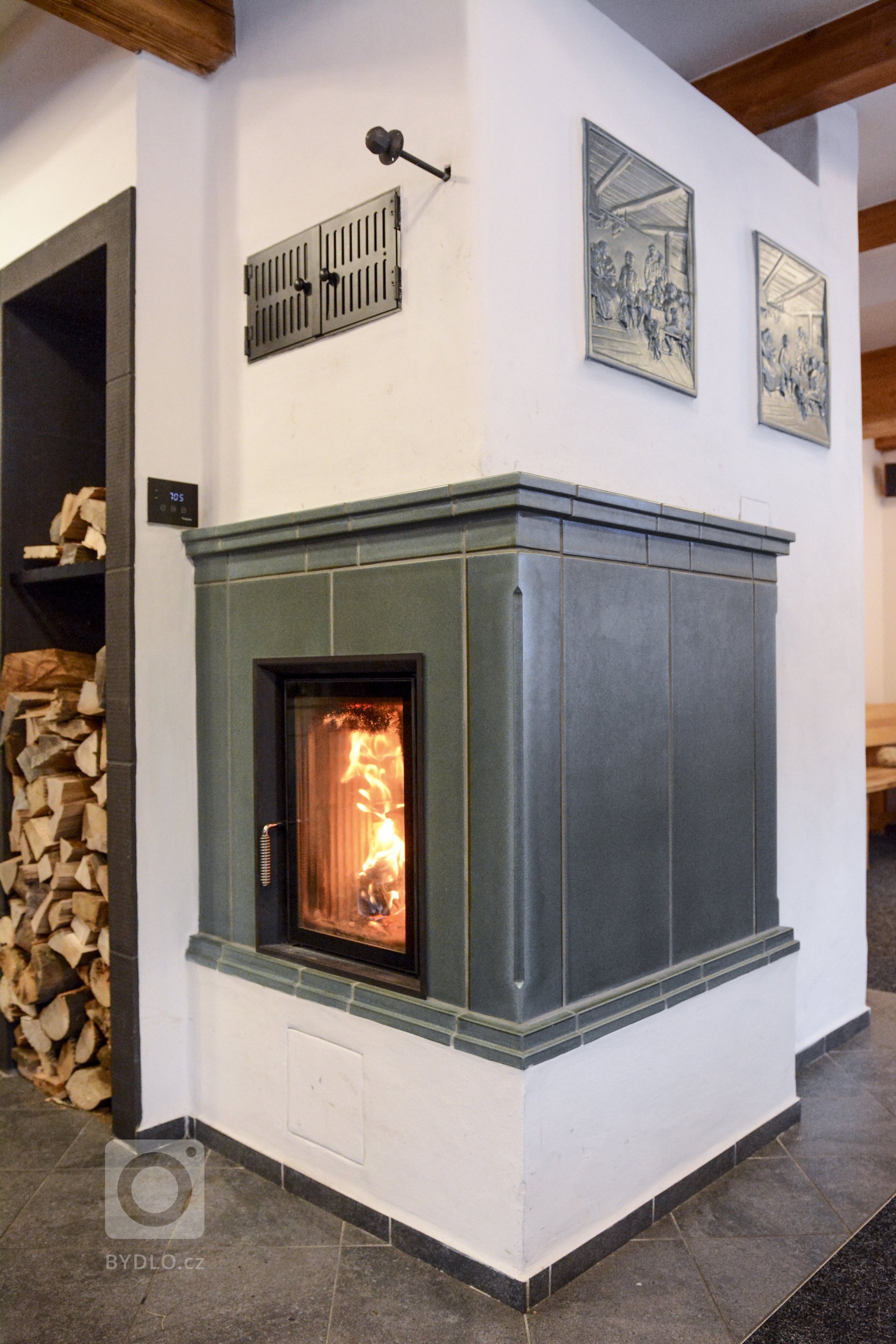 Kamna s teplovodní kamnovou vložkou Brunner HKD 2.2SK, která dokáže jako jediný zdroj vytopit i větší objekty. Kachle z produkce K&amp;K POKER Kamnářství…