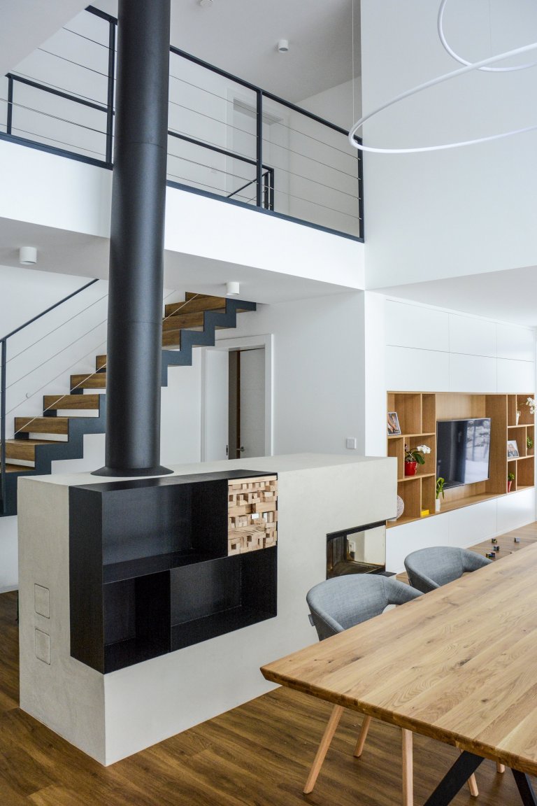 Obestavba rohové kamnové vložky Brunner HKD 11. Vložka je doplněna tahovým systémem Brunner MSS. Krb zdobí pouze kovové police. To vše realizovalo Kamnářství…