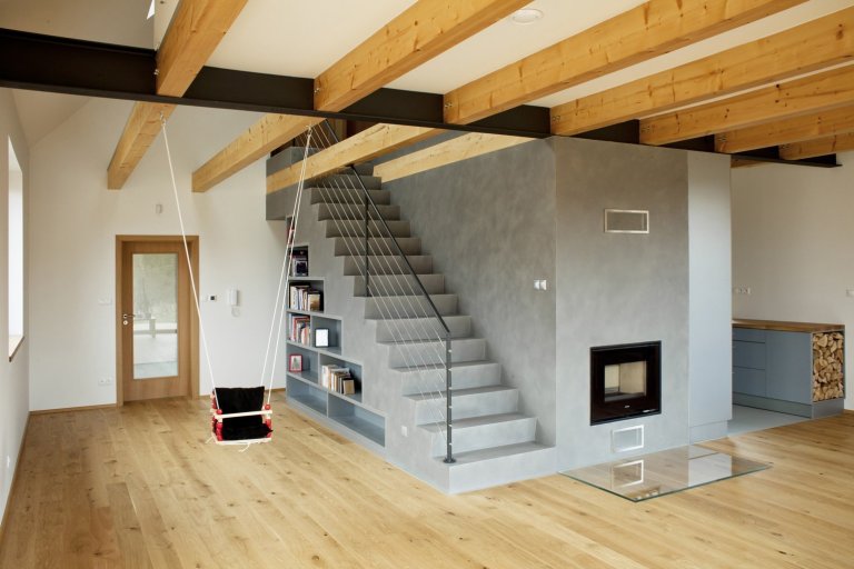 Rodinný dům byl navržen jako průnik tradiční architektury lidového stavění na venkově a současných&nbsp;potřeb moderního bydlení. Ukázalo se, že převzaté…