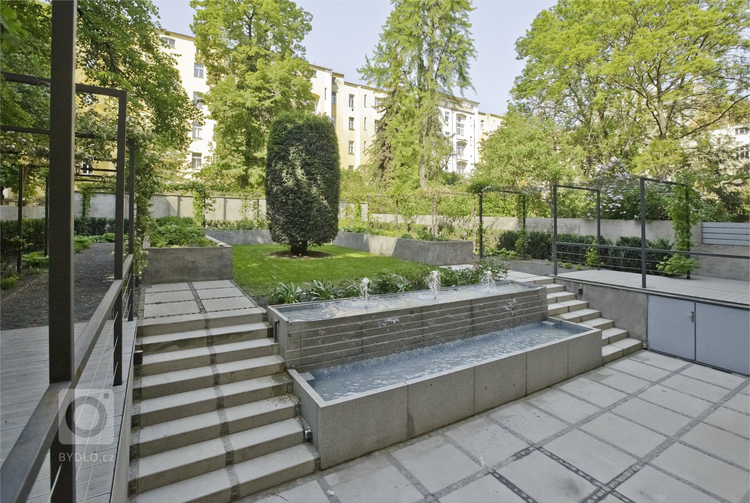 Uprostřed hlučného, přeplněného, rozpáleného města se ve vnitrobloku schovala malá zahrada. Zahrada tichá se zvukem zurčící vody, zahrada chladivá s vodními…