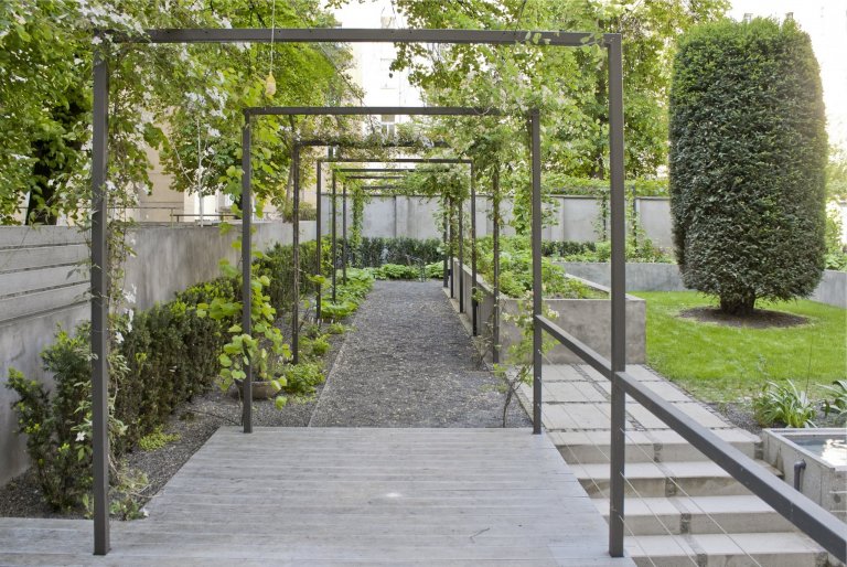 Uprostřed hlučného, přeplněného, rozpáleného města se ve vnitrobloku schovala malá zahrada. Zahrada tichá se zvukem zurčící vody, zahrada chladivá s vodními…