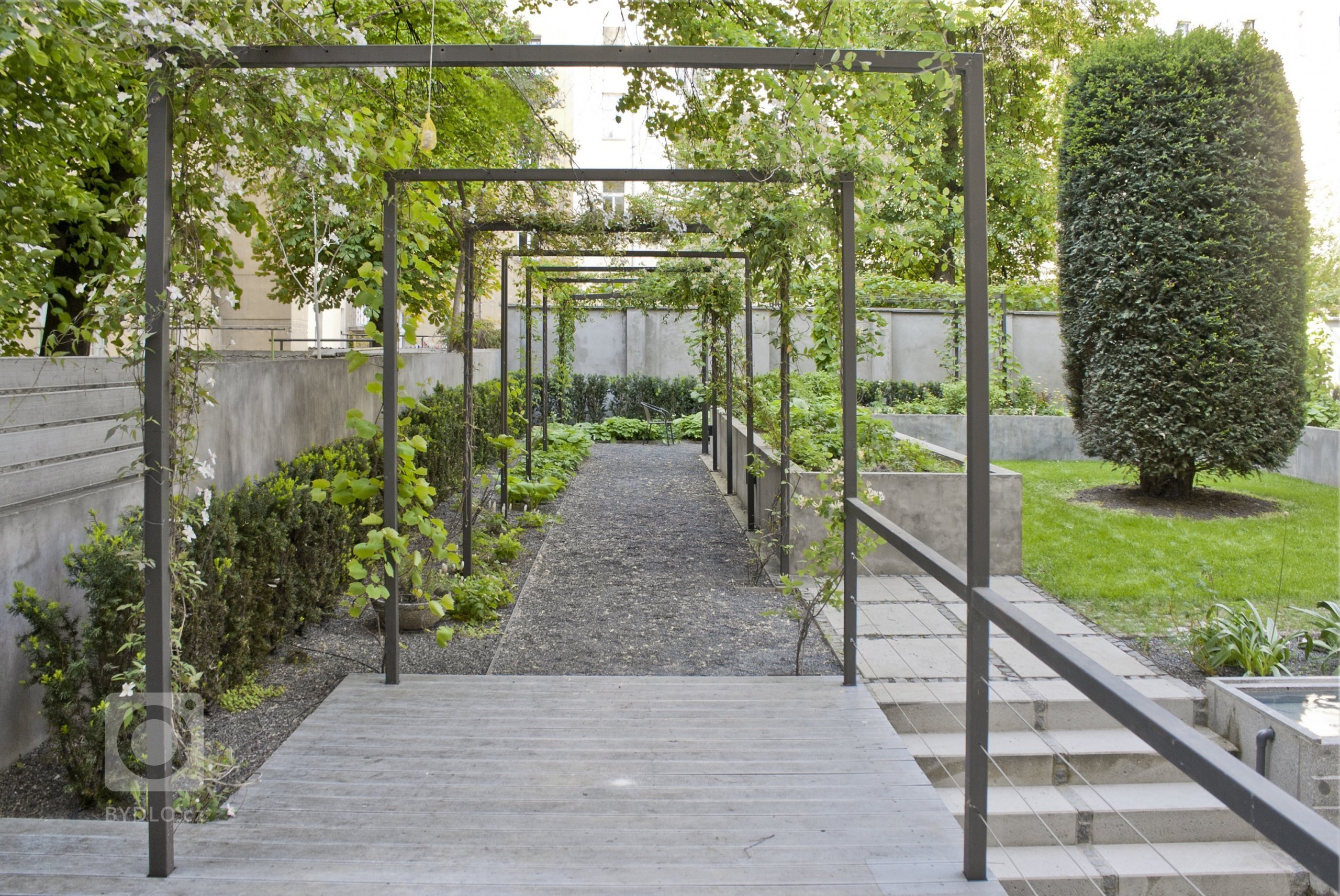 Uprostřed hlučného, přeplněného, rozpáleného města se ve vnitrobloku schovala malá zahrada. Zahrada tichá se zvukem zurčící vody, zahrada chladivá s vodními…