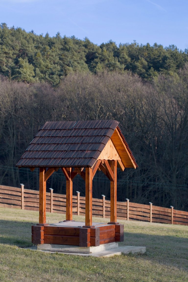 Finský srubový dům se stylovým interiérem v přírodních tónech postavený na Slapech. Dům je postavený technologií nesedavých trámů z arktické borovice
