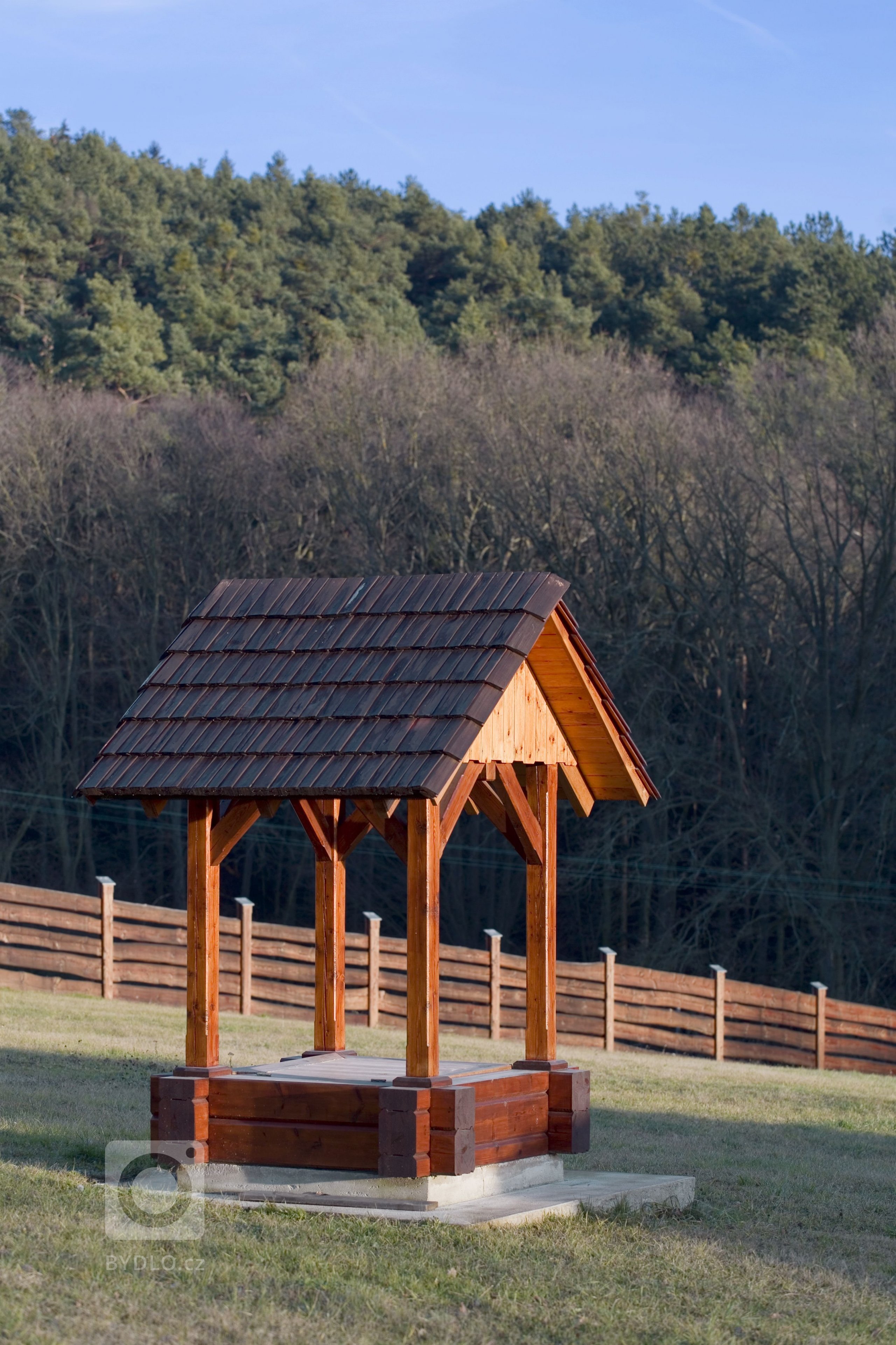 Finský srubový dům se stylovým interiérem v přírodních tónech postavený na Slapech. Dům je postavený technologií nesedavých trámů z arktické borovice
