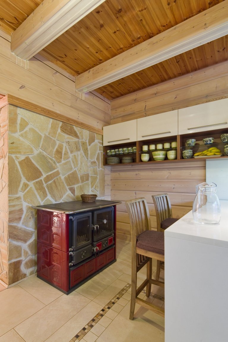 Finský srubový dům se stylovým interiérem v přírodních tónech postavený na Slapech. Dům je postavený technologií nesedavých trámů z arktické borovice
