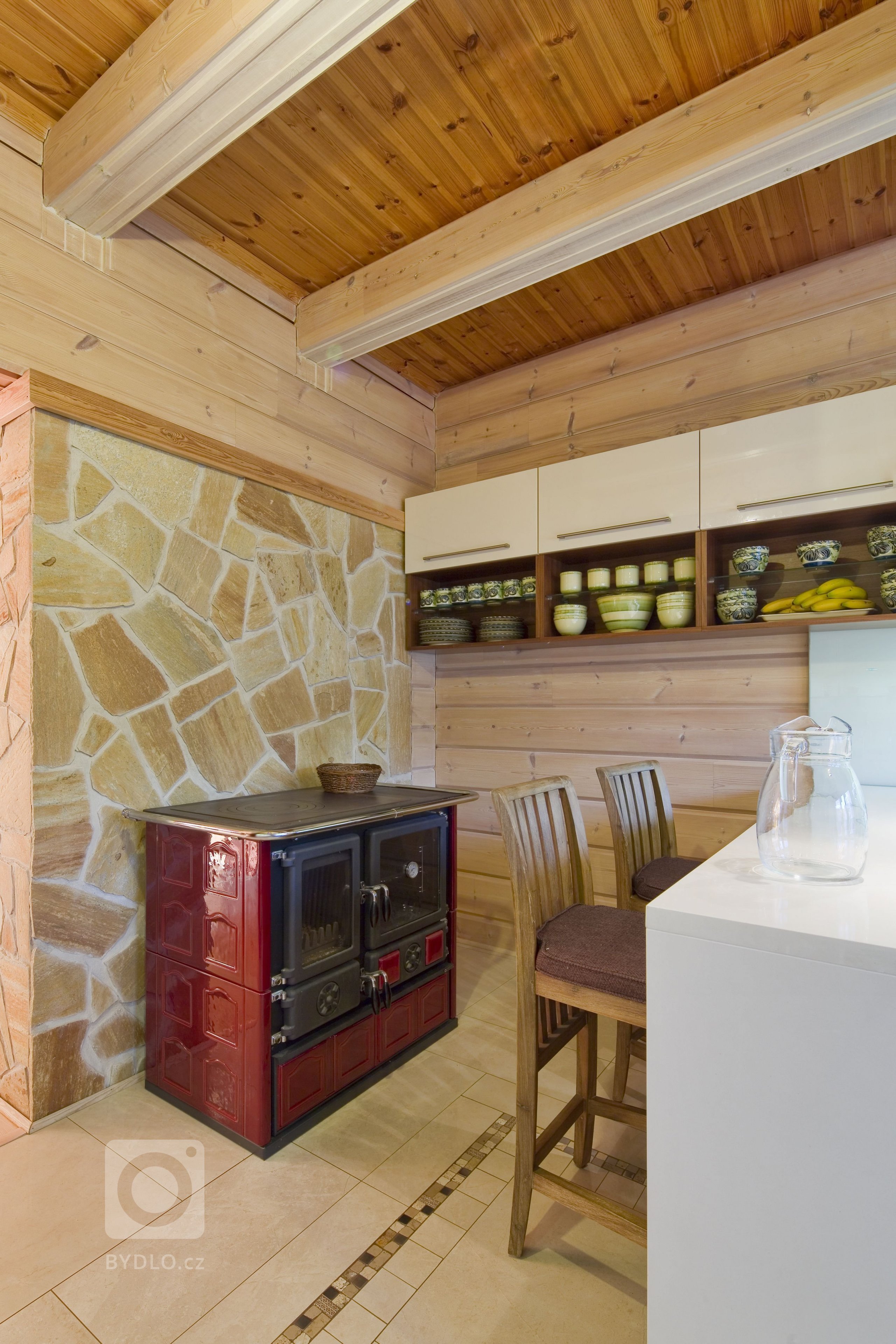 Finský srubový dům se stylovým interiérem v přírodních tónech postavený na Slapech. Dům je postavený technologií nesedavých trámů z arktické borovice
