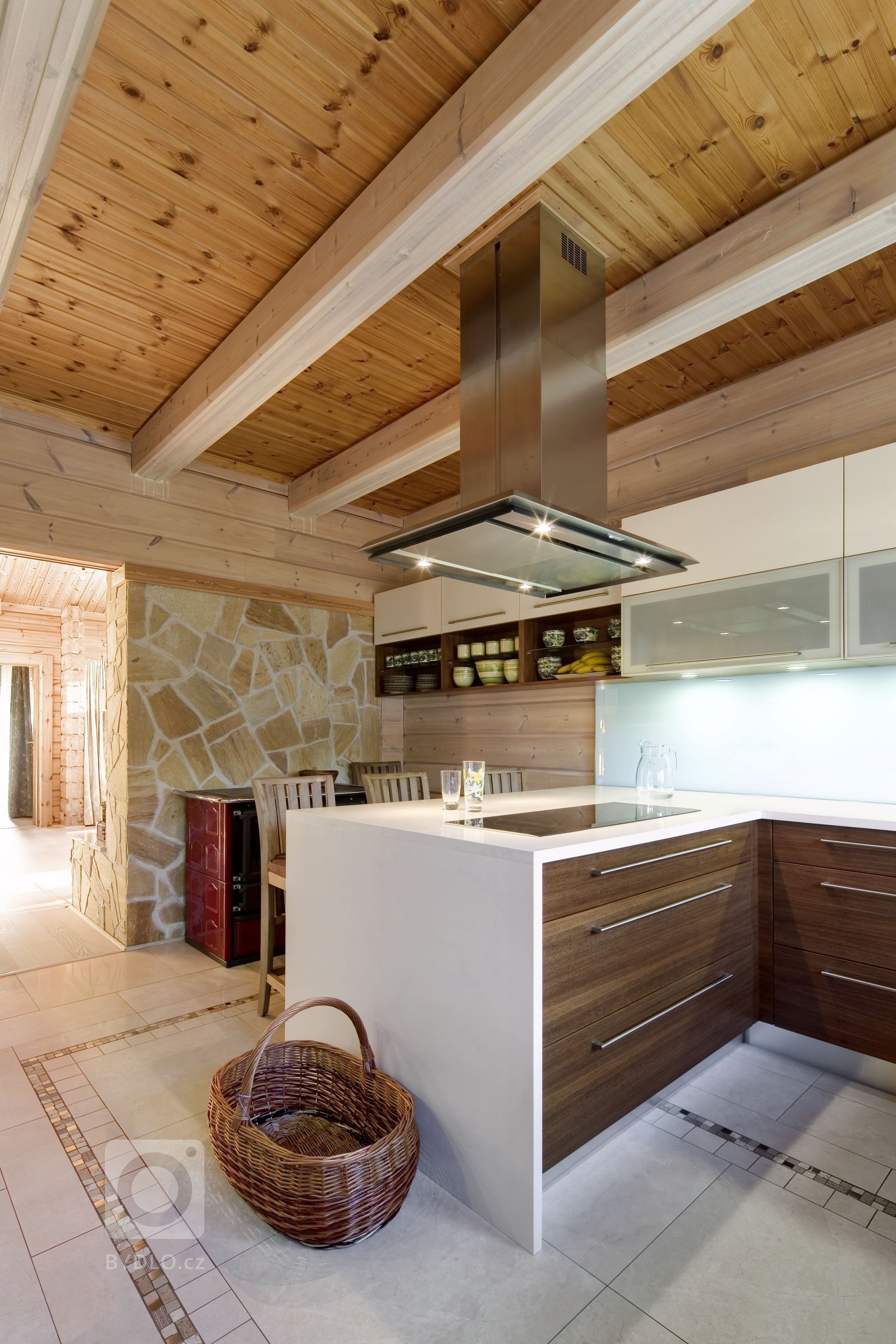 Finský srubový dům se stylovým interiérem v přírodních tónech postavený na Slapech. Dům je postavený technologií nesedavých trámů z arktické borovice
