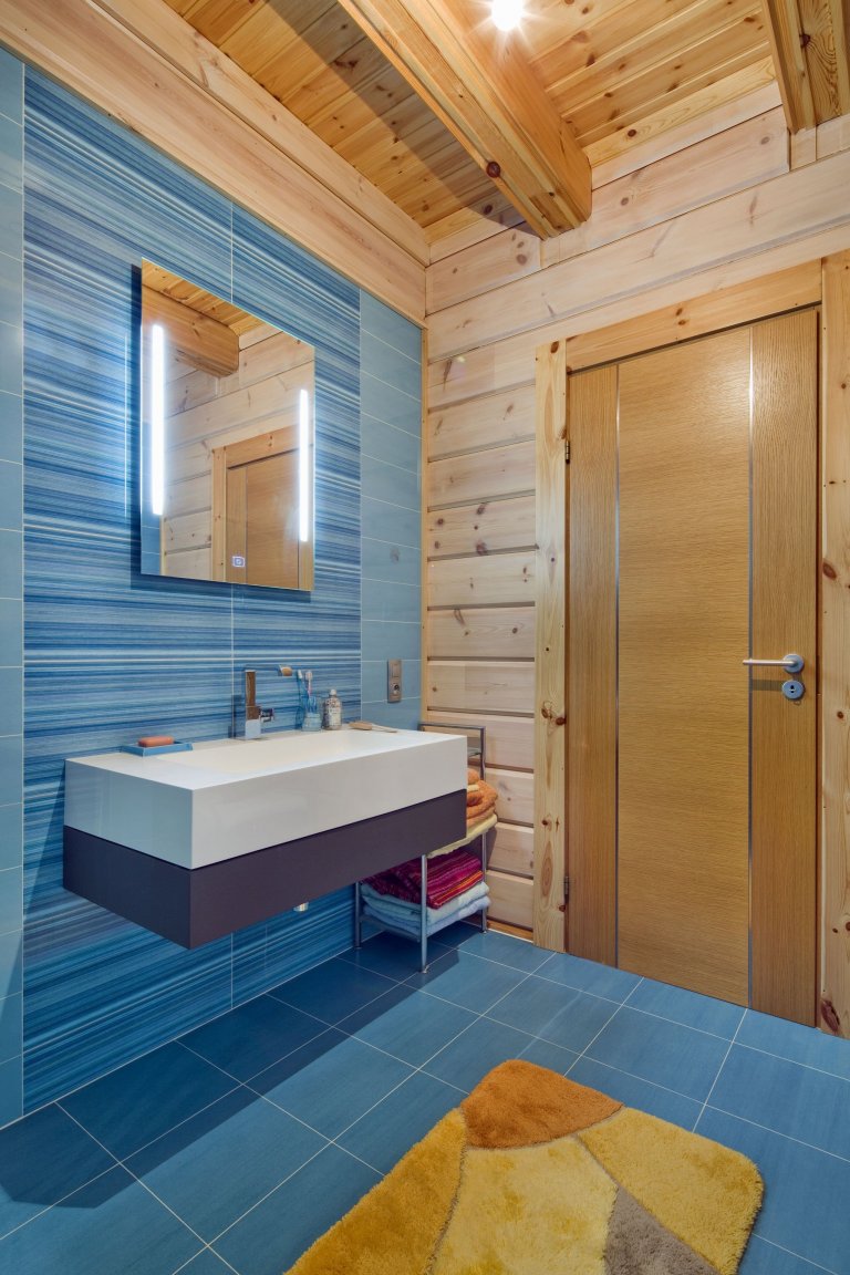 Finský srubový dům se stylovým interiérem v přírodních tónech postavený na Slapech. Dům je postavený technologií nesedavých trámů z arktické borovice
