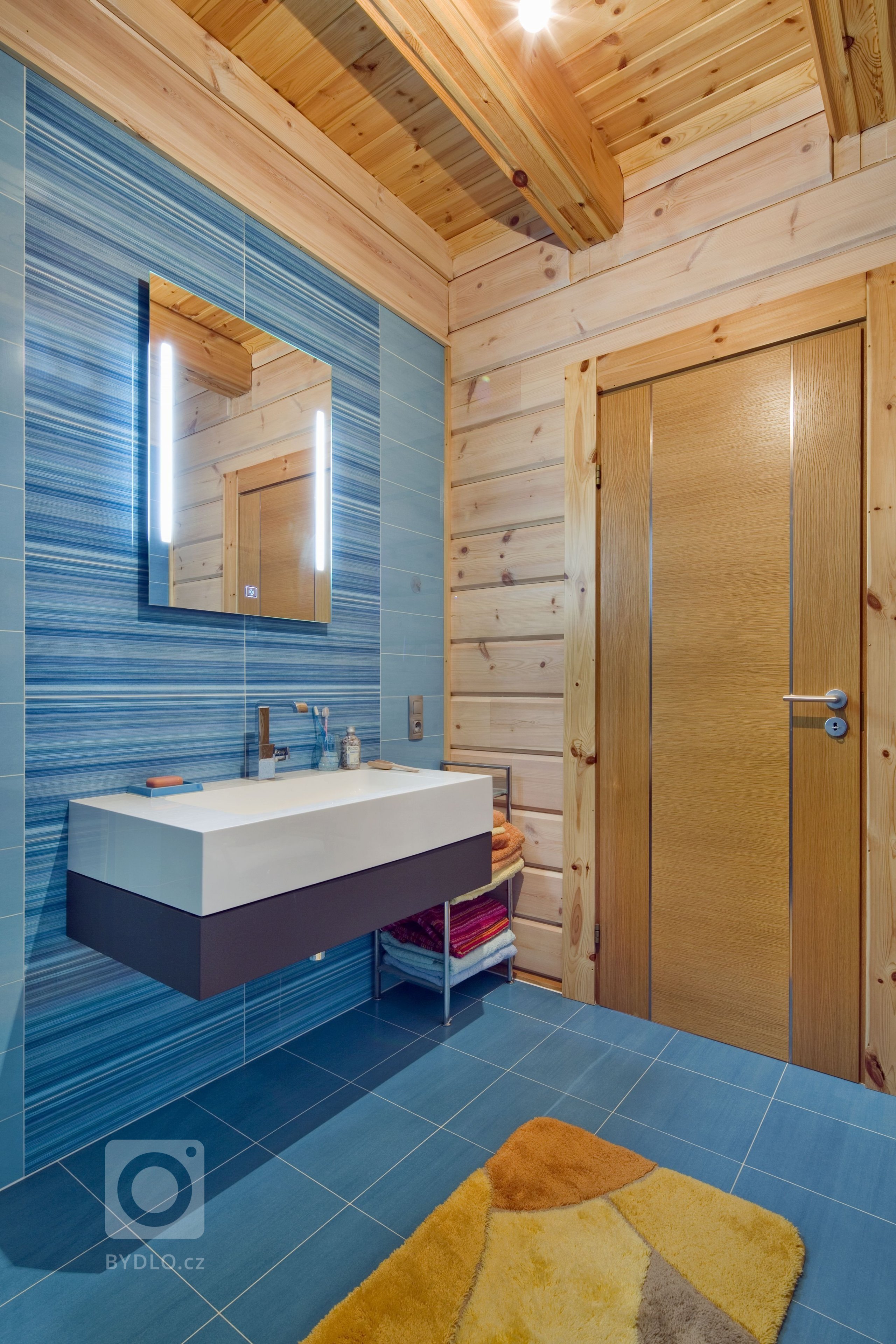 Finský srubový dům se stylovým interiérem v přírodních tónech postavený na Slapech. Dům je postavený technologií nesedavých trámů z arktické borovice
