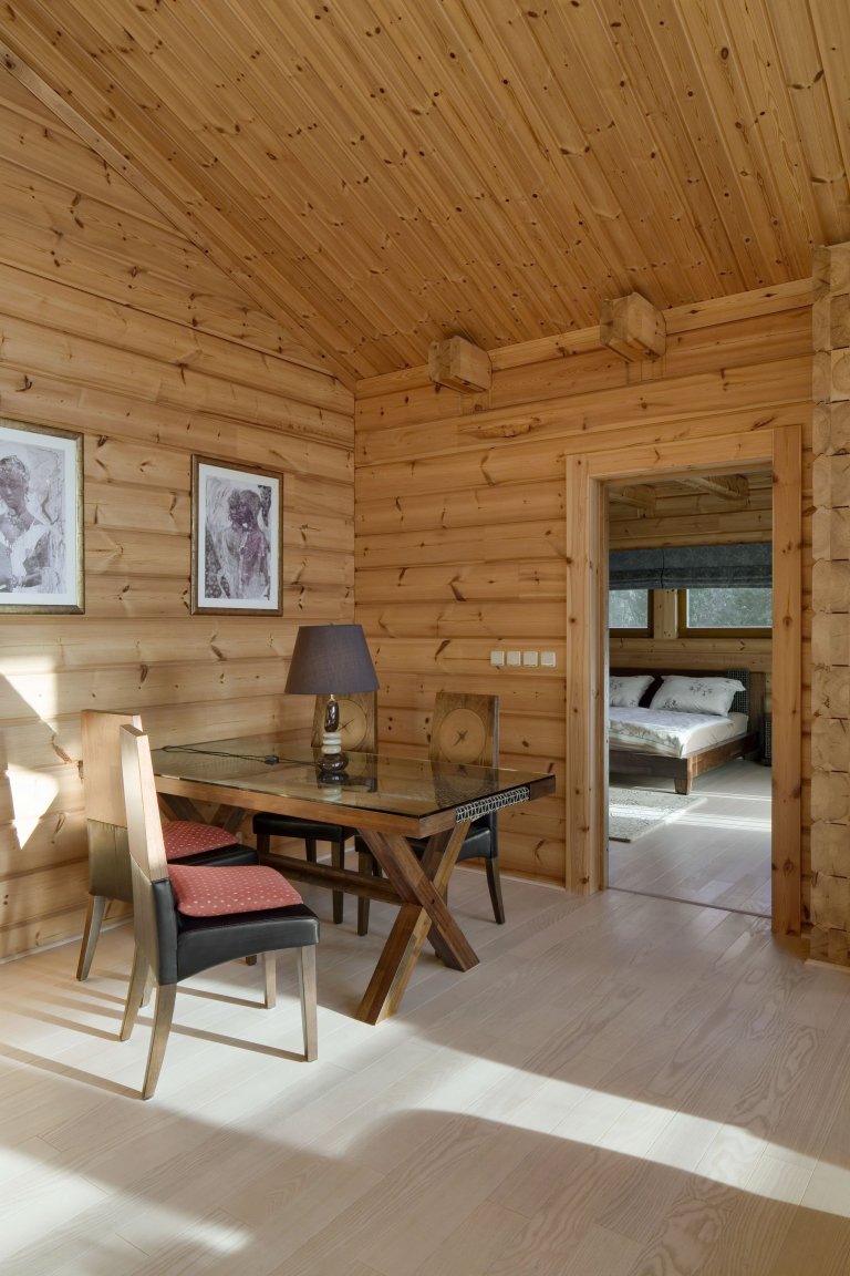 Finský srubový dům se stylovým interiérem v přírodních tónech postavený na Slapech. Dům je postavený technologií nesedavých trámů z arktické borovice
