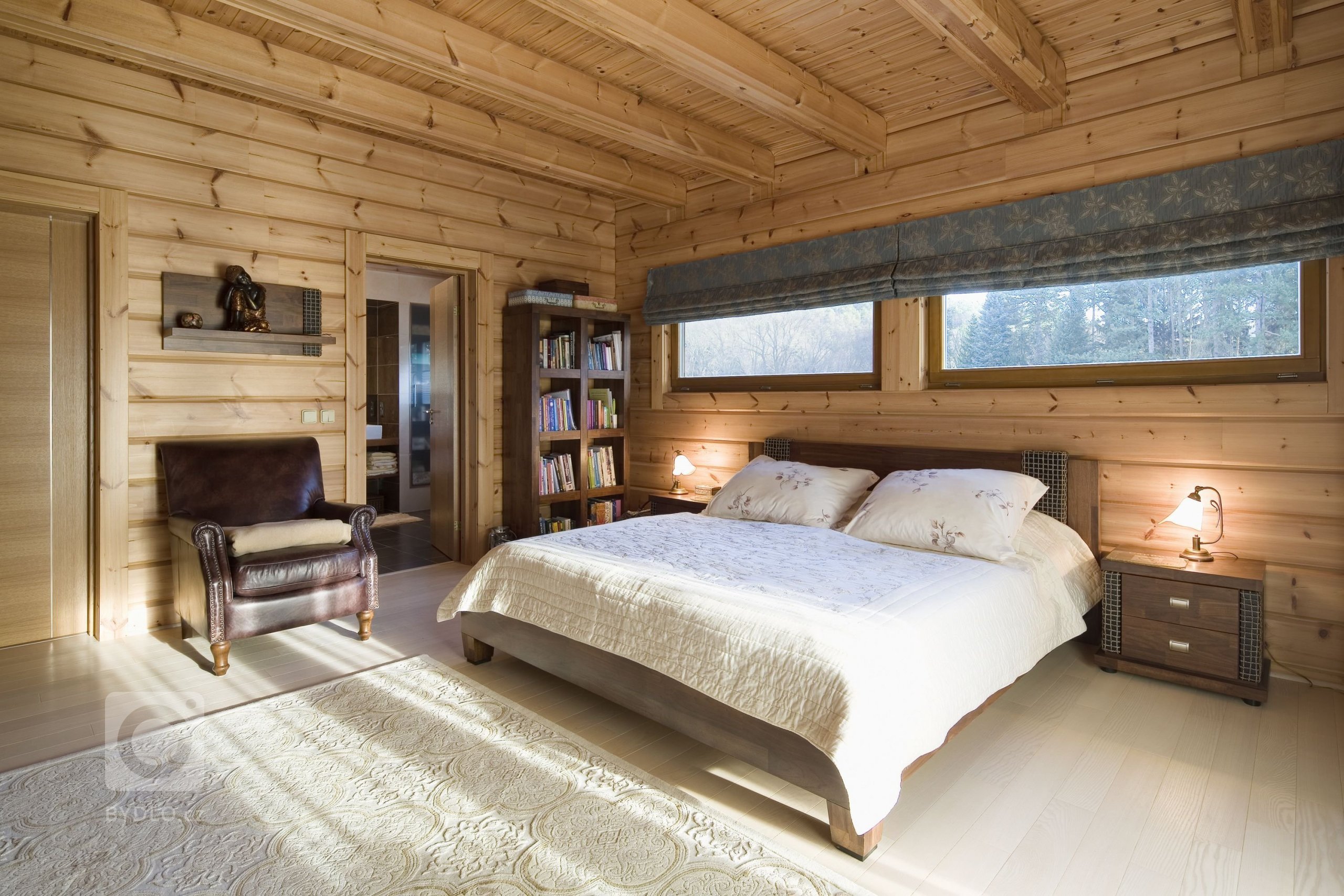 Finský srubový dům se stylovým interiérem v přírodních tónech postavený na Slapech. Dům je postavený technologií nesedavých trámů z arktické borovice
