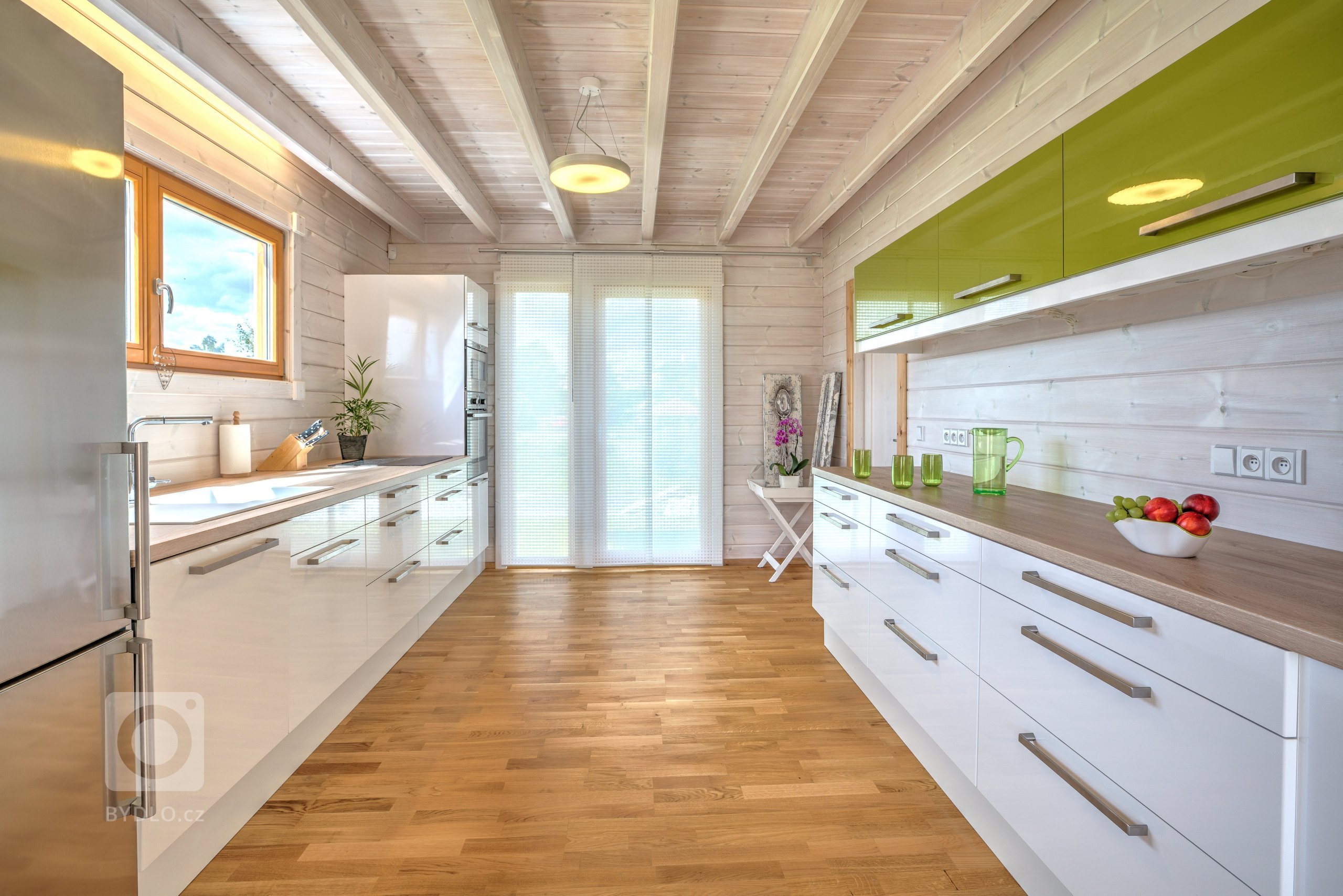 Prostorný finský srubový dům &nbsp;z nesedavých trámů vyrobených unikátní technologií z pomalu rostlé arktické borovice. Dřevo je ponecháno v přírodní barvě. V…