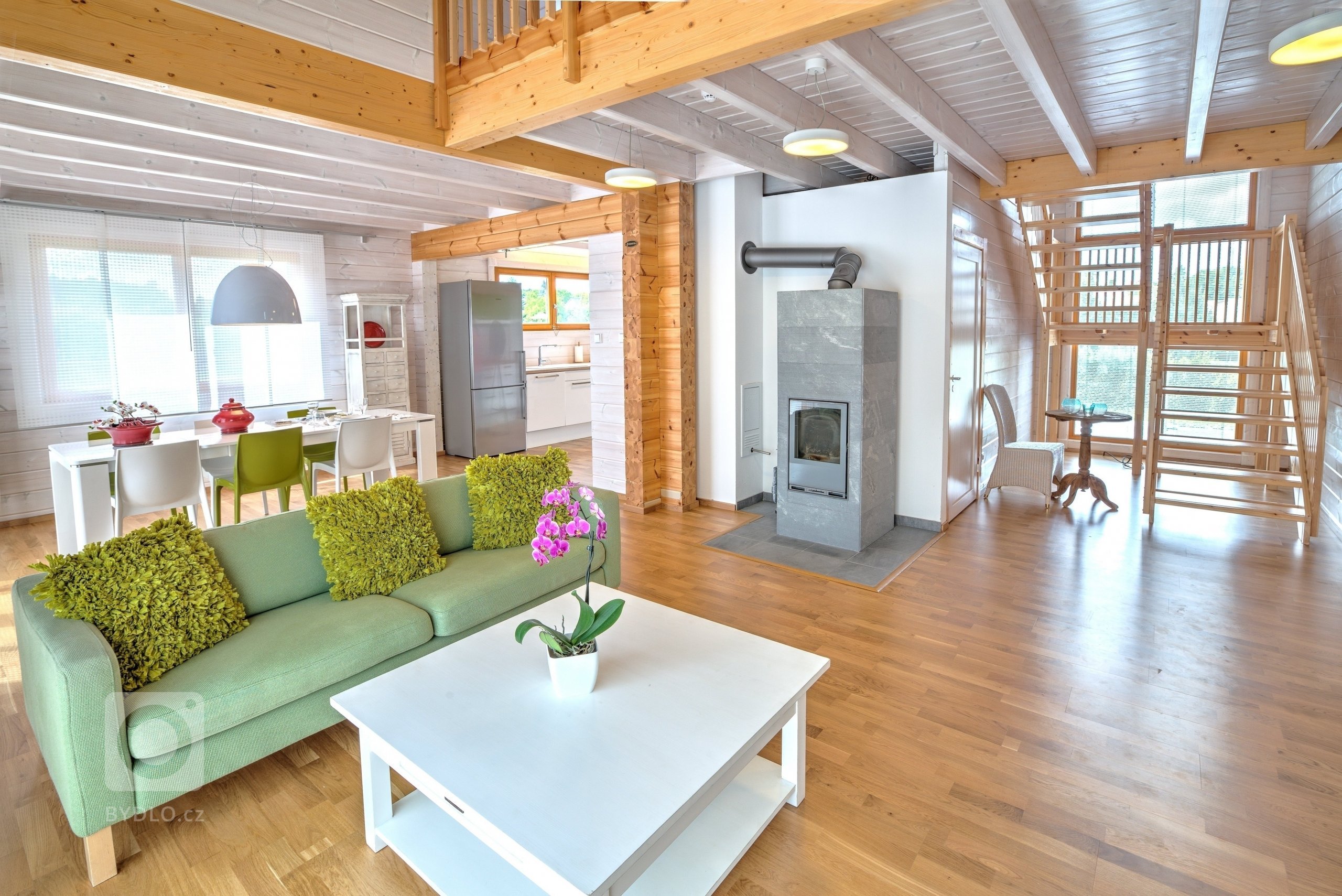 Prostorný finský srubový dům &nbsp;z nesedavých trámů vyrobených unikátní technologií z pomalu rostlé arktické borovice. Dřevo je ponecháno v přírodní barvě. V…