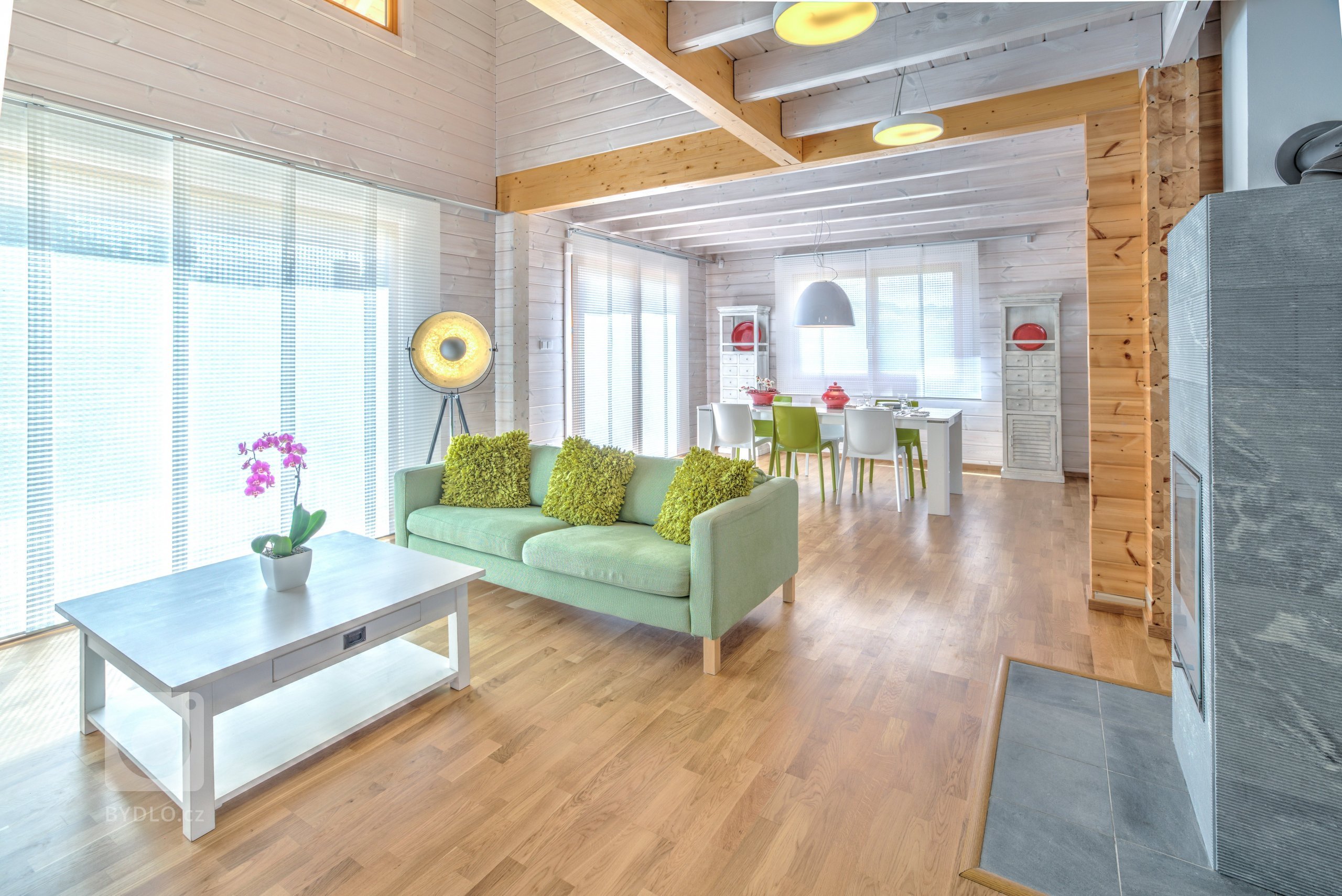 Prostorný finský srubový dům &nbsp;z nesedavých trámů vyrobených unikátní technologií z pomalu rostlé arktické borovice. Dřevo je ponecháno v přírodní barvě. V…